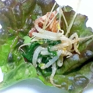 鳥皮と野菜のサンチュ包みサラダ